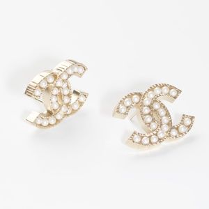 CHANEL CC gold studs with pearl details